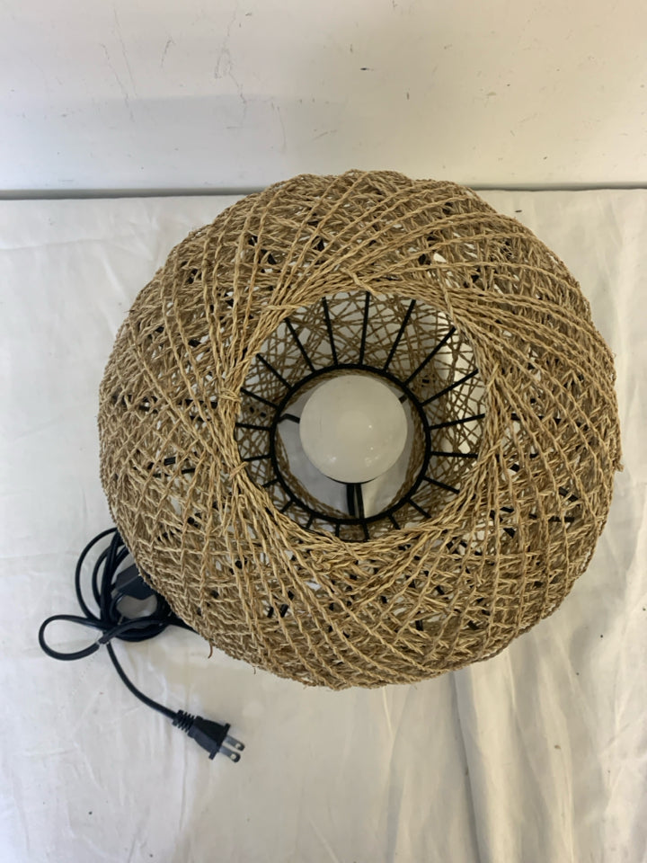 CIRCLE TWINE SHORT LAMP.