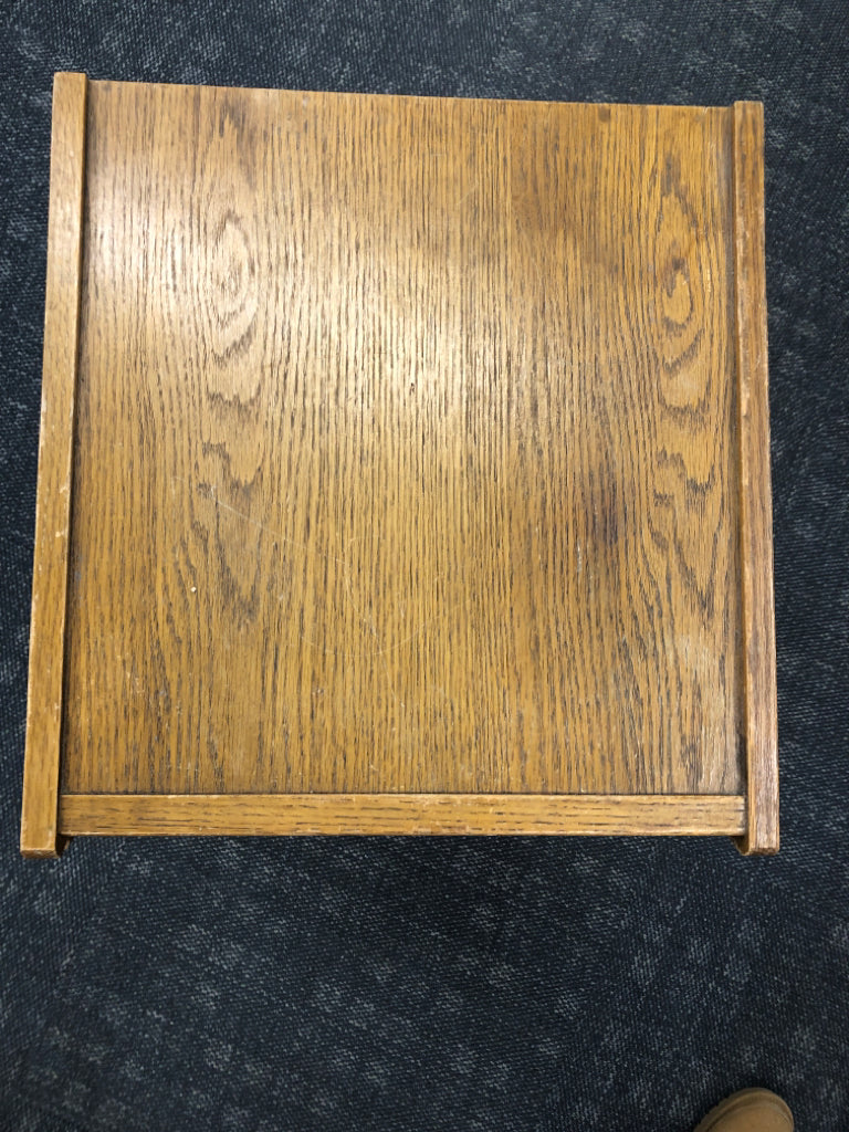 OAK WOOD 2 DRAWER FILE CABINET.