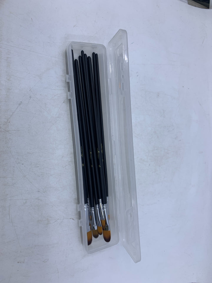 9 BLACK HANDLES PAINT BRUSHES IN PLASTIC CONTAINER.