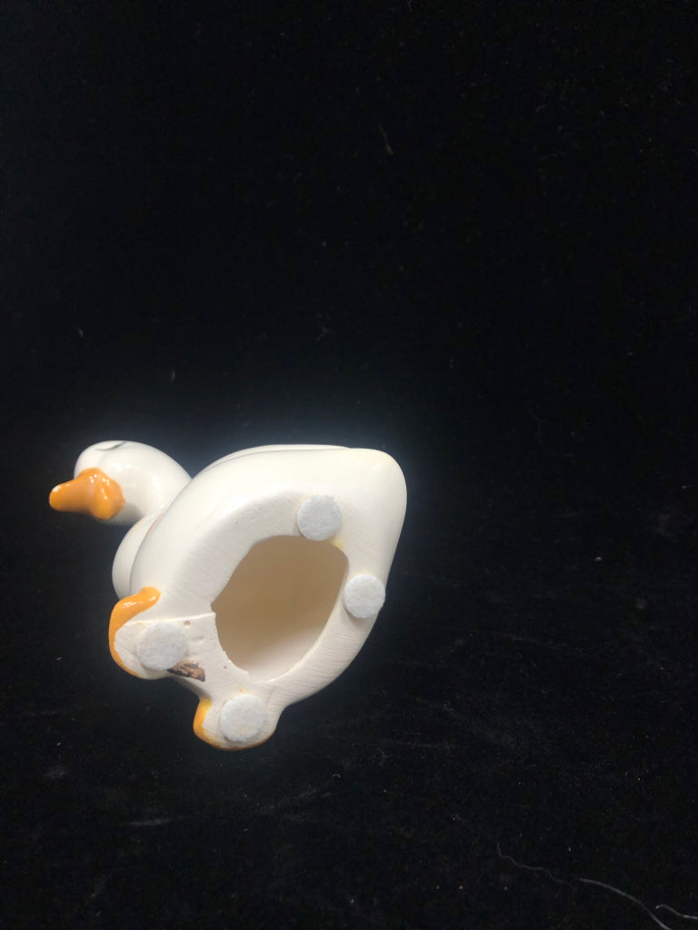 VTG-STYLE SWEET CLOSED-EYES GOOSE.