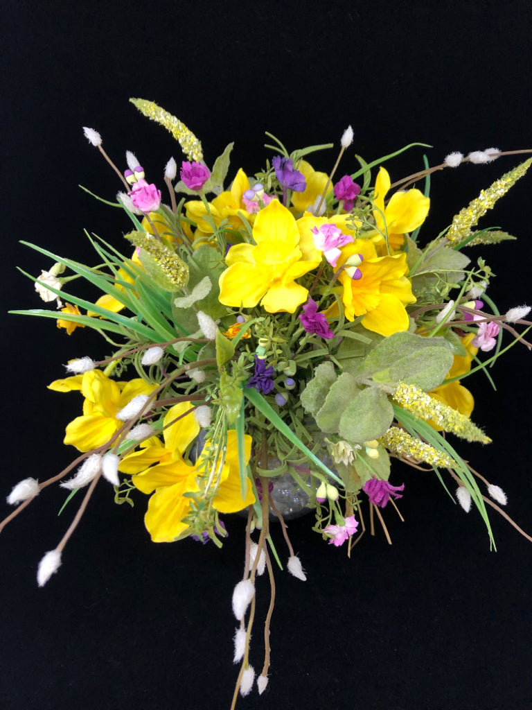 FAUX DAFFODIL BOUQUET IN GLASS VASE W/CLEAR MARBLES.
