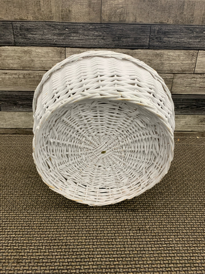 WHITE WICKER FOOTED BASKET W/HANDLE.