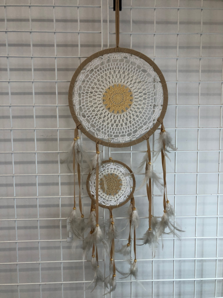 CROCHET DREAM CATCHER W/FEATHERS.