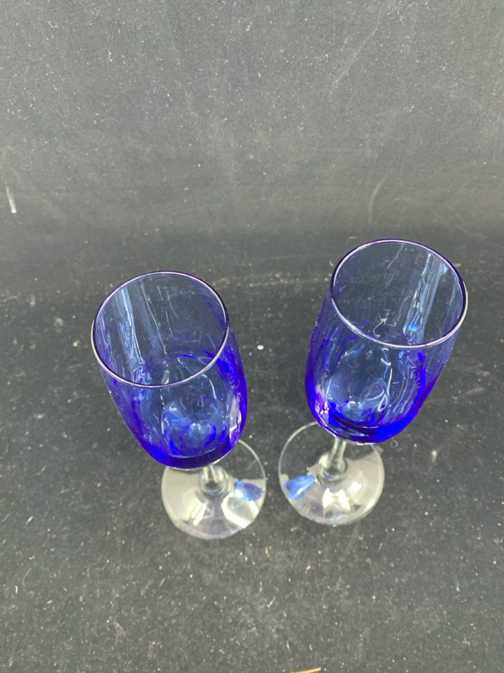 2 BLUE GLASS CLEAR STEM CHAMPAGNE FLUTES.