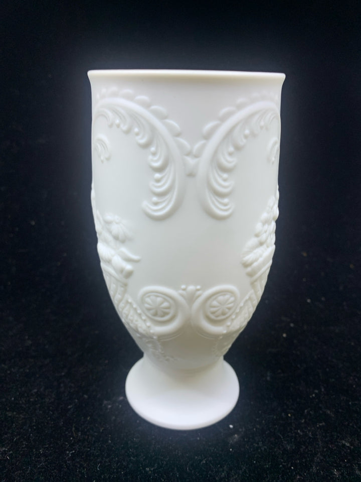 VTG WHITE MATTE SCROLL EMBOSSED VASE.