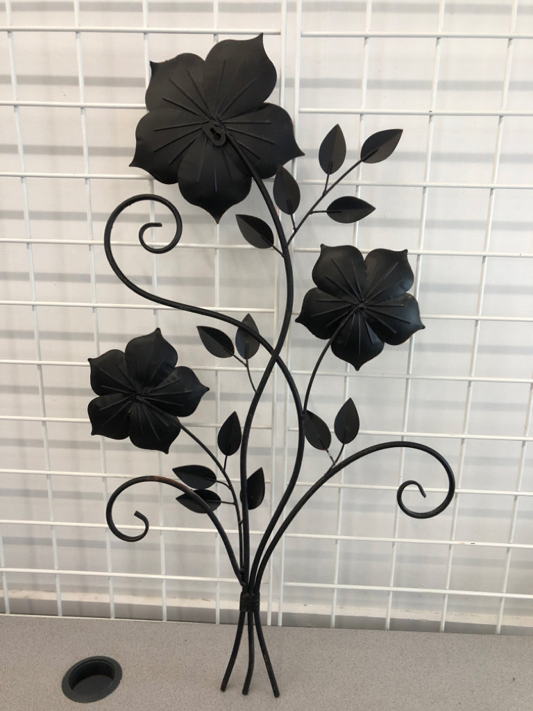 BLUE AND BROWN METAL FLOWERS WALL HANGING.