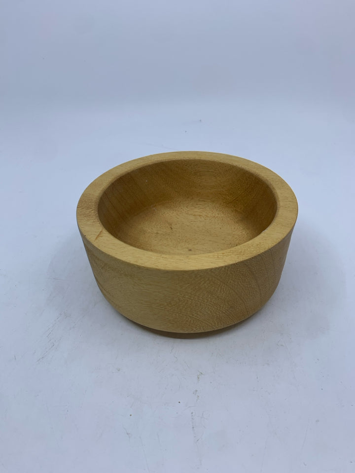 SMALL BLONDE WOOD BOWL.