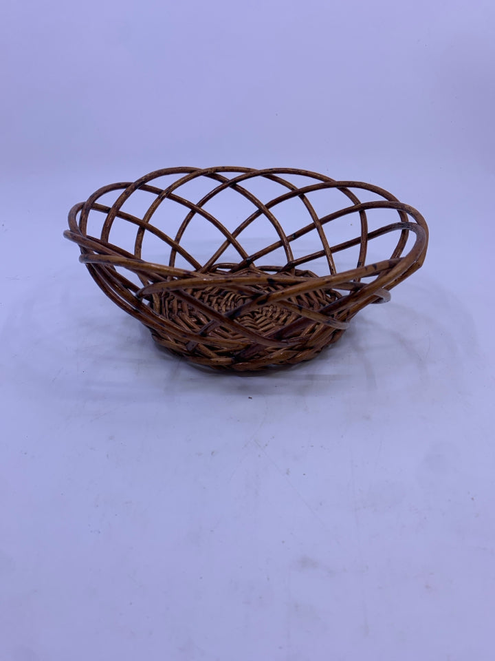 SMALL LACE ROUND BASKET.