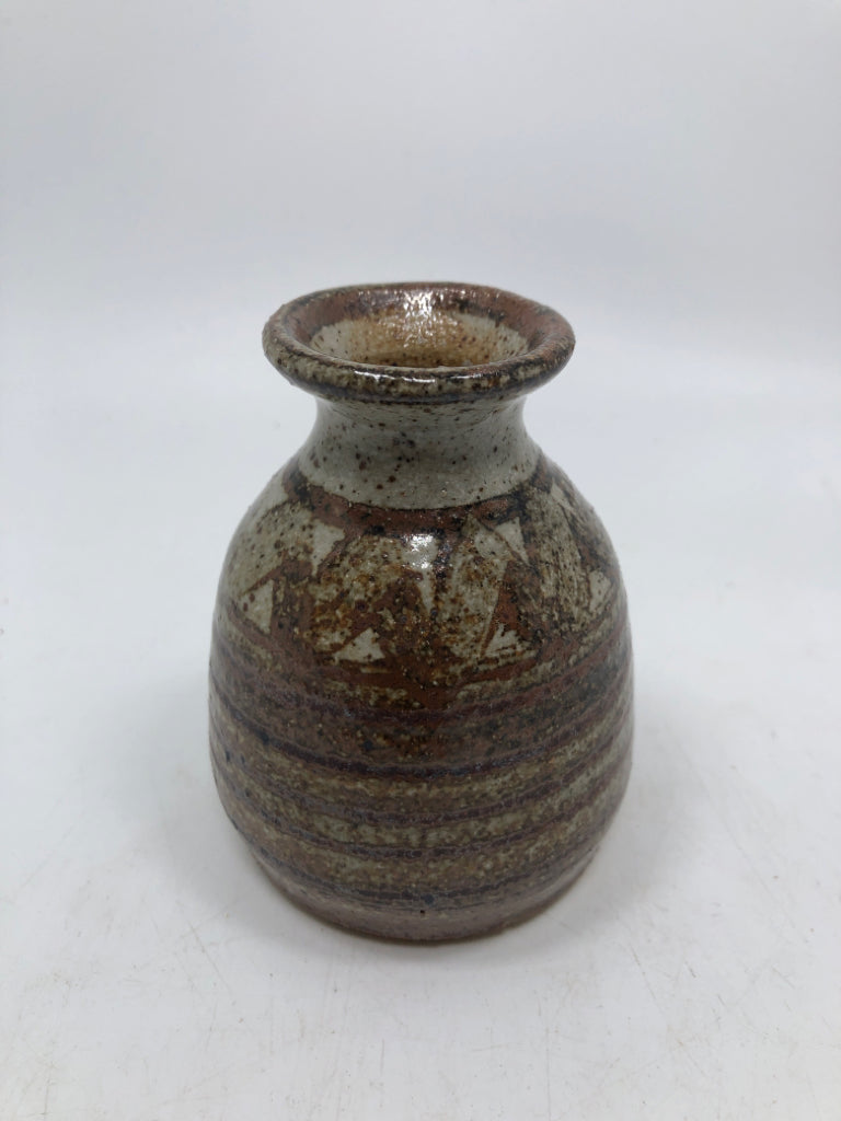 SM BROWN POTTERY BUD VASE.