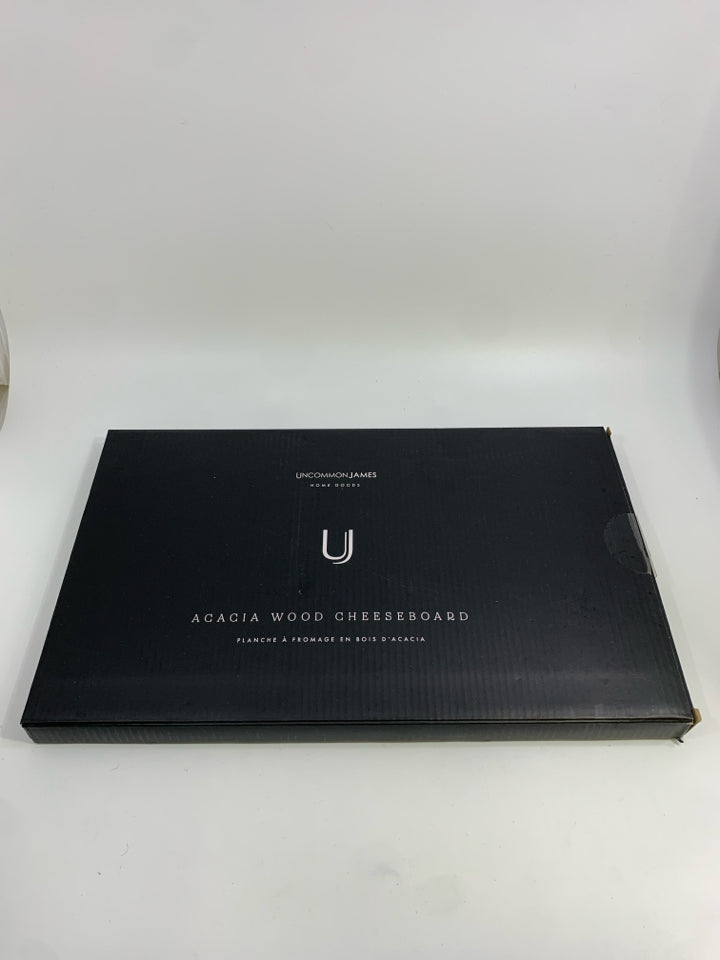 ACACIA WOOD CHEESE BOARD IN BOX.