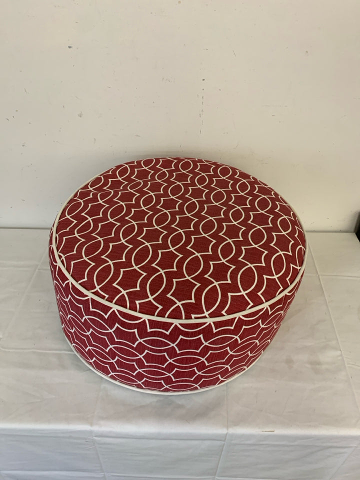 HOT PINK CIRCLE FLOOR PILLOW W/ WHITE PATTERN.