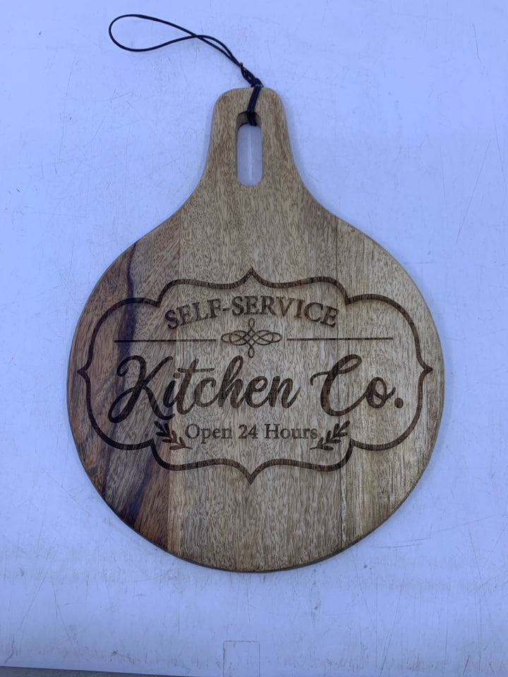 CIRCLE WOOD CUTTING BOARD SELF-SERVICE KITCHEN W/ HANDLE.