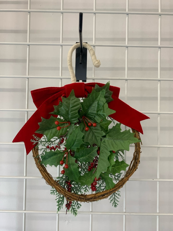 SMALL WREATH WALL HANGING.