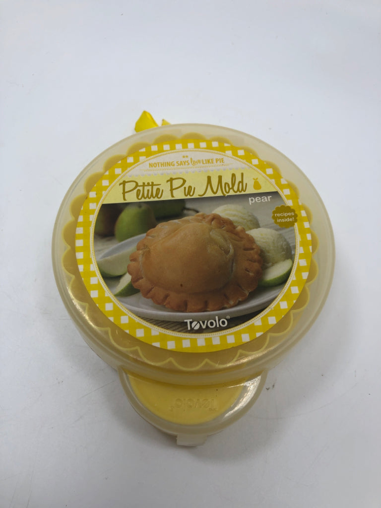 NIP PEAR PIE MOLD W/RECIPES.