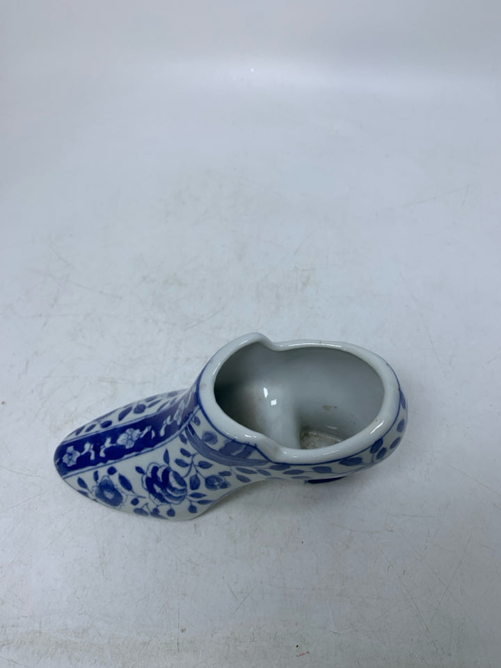 BLUE/WHITE FLORAL HEELED BOOT PLANTER.