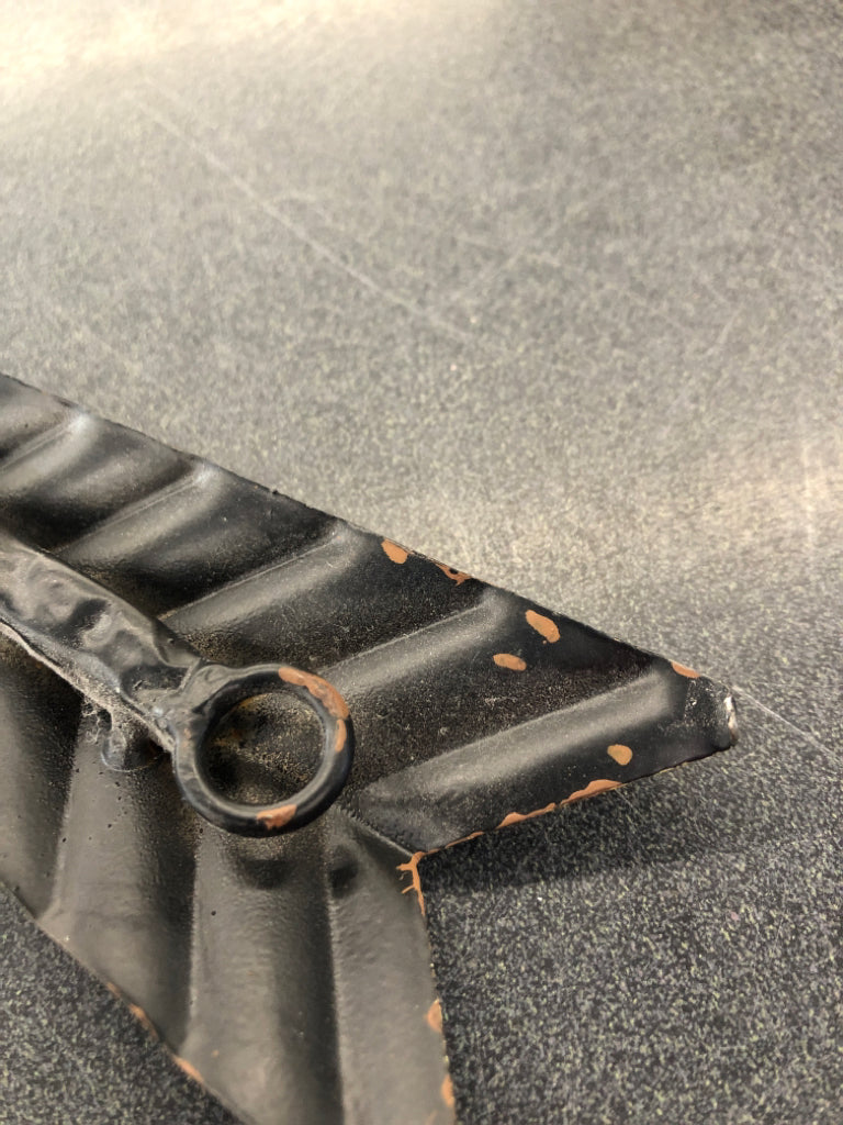 METAL ARROW W/ COLORFUL BOUQUET IN CENTER WALL ART.