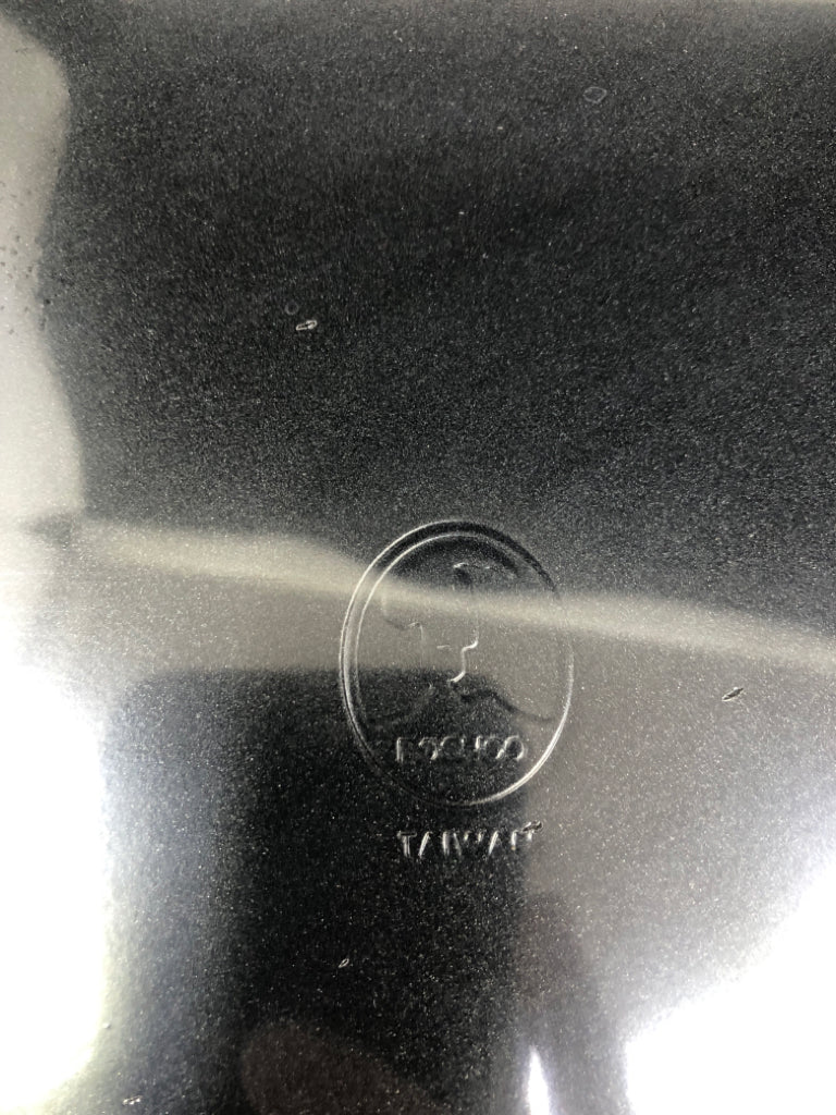 NIB BAKERS ADVANTAGE NONSTICK CAKE PAN.