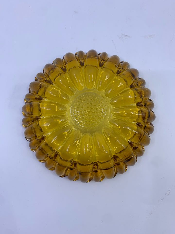 VTG AMBER GLASS FLOWER SHAPED CATCH ALL DISH.