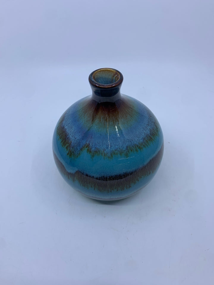 CERAMIC BLUE/BROWN STRIPED VASE.