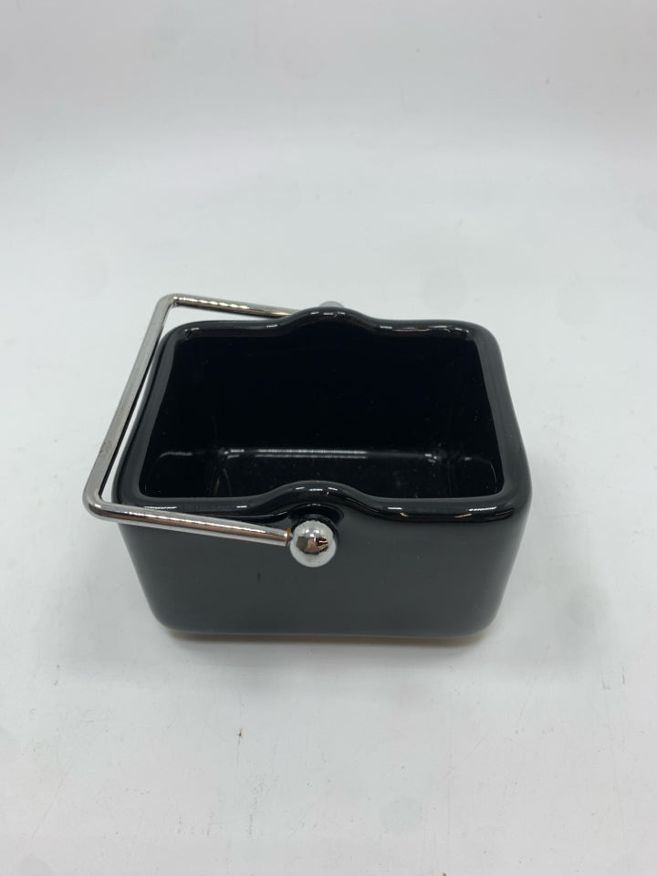 BLACK CERAMIC BASKET W/METAL HANDLE.