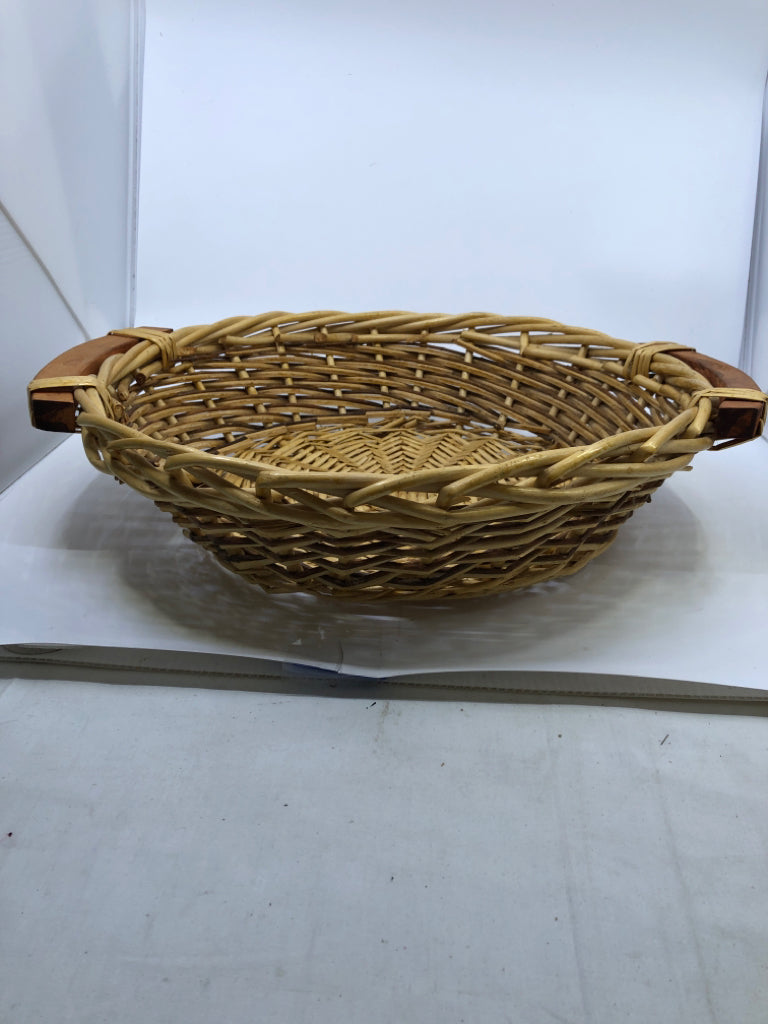 BLONDE WOVEN SHALLOW BASKET W THICK WOOD TRAY.