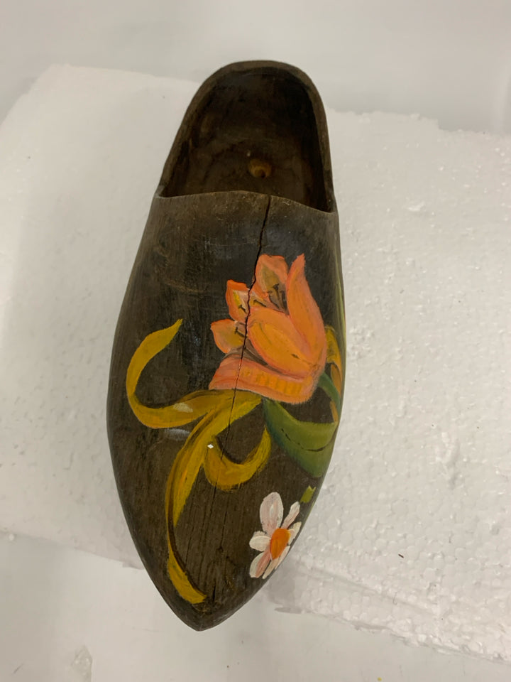VTG DARK BROWN WOOD CLOG PAINTED FLOWER DECOR.