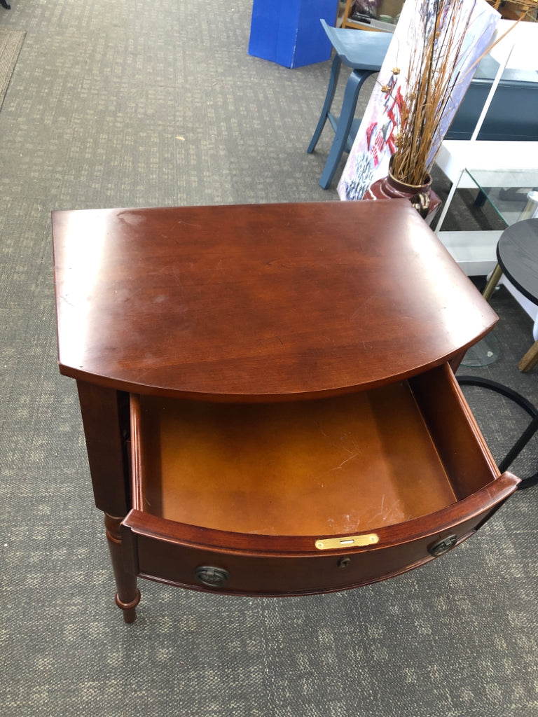 2-DRAWER WOODEN SIDE TABLE.