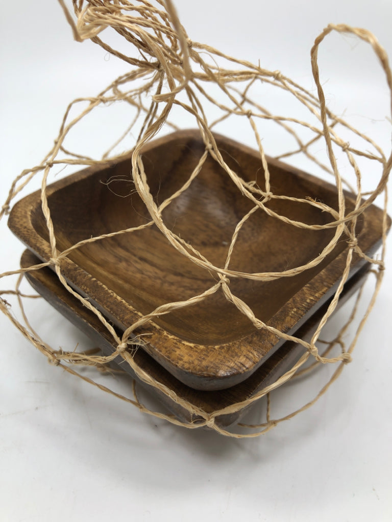 2 SQUARE WOOD DIPPING BOWLS IN TWINE NETTING.
