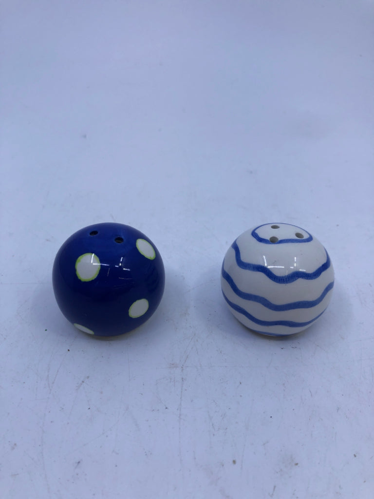 SMALL ROUND BLUE AND WHITE SALT AND PEPPER SHAKERS.