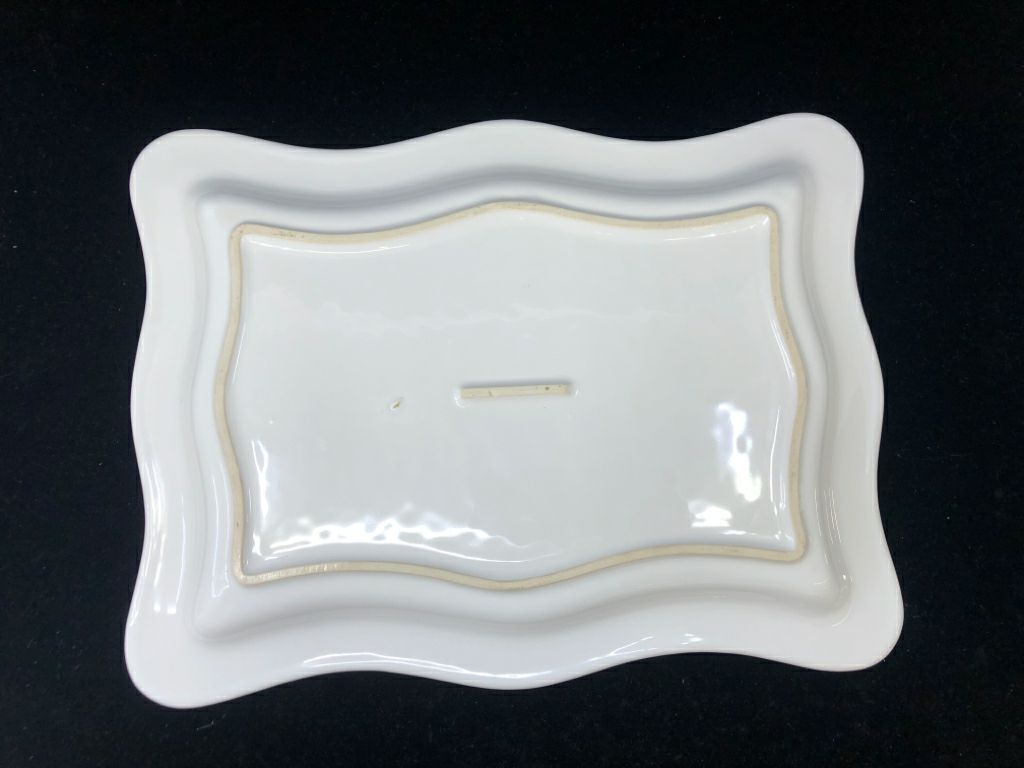 WHITE WAVY RECTANGLE SERVING PLATTER.