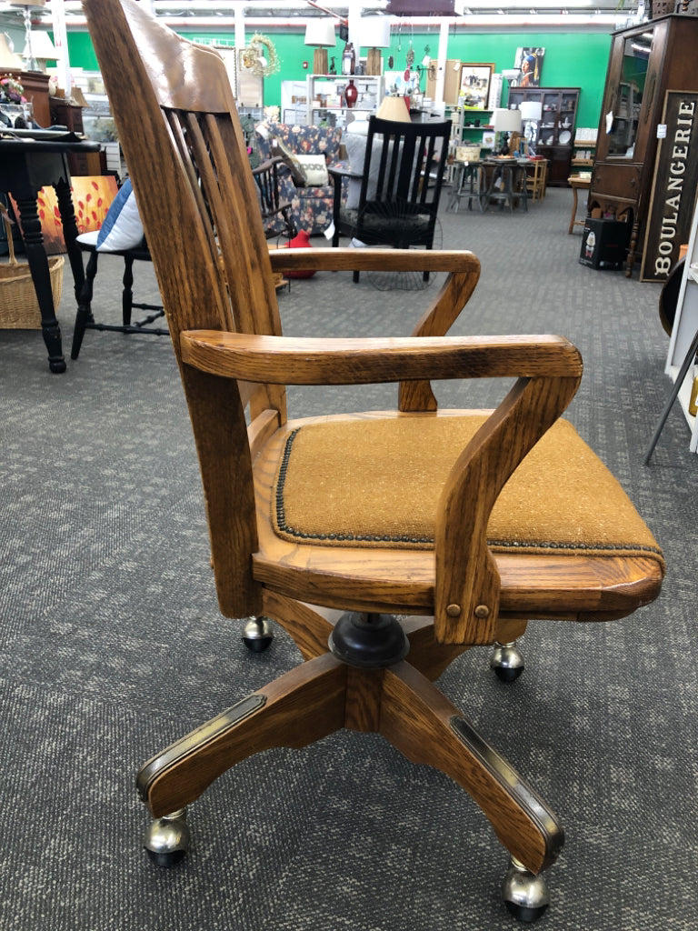 VTG OAK WOOD OFFICE CHAIR.