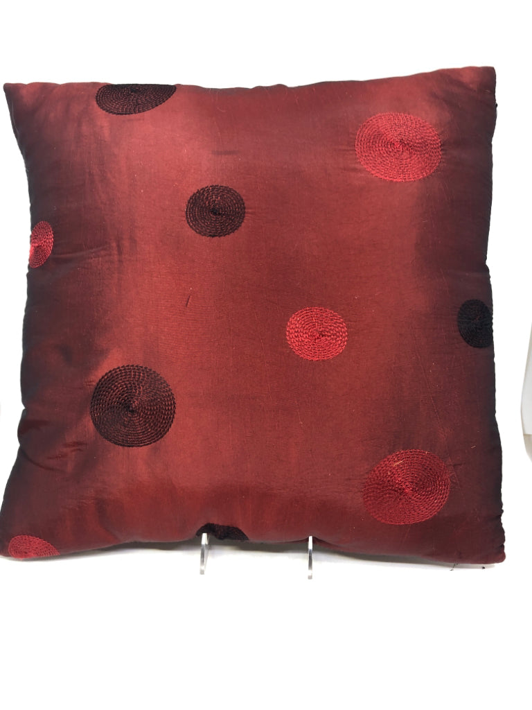 RED SQUARE PILLOW W DOTS.