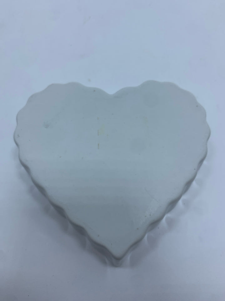 HIC OVEN TO TABLE PORCELAIN HEART DISH.