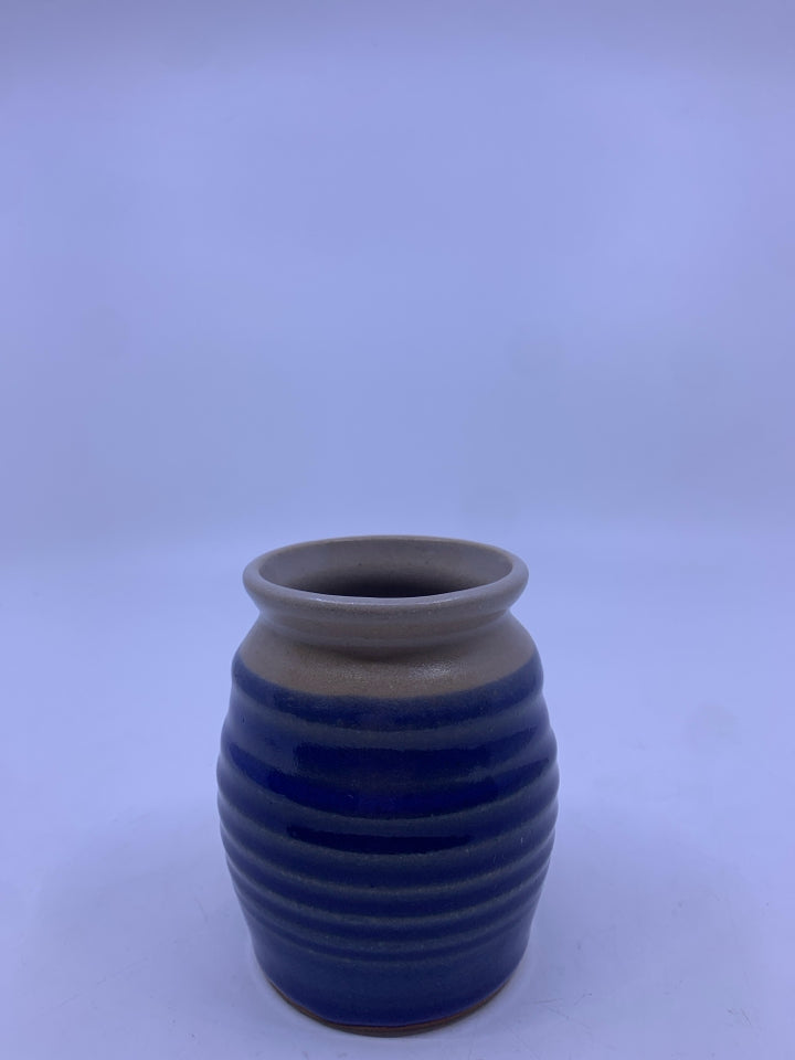 SMALL BLUE RIBBED POTTERY VASE.