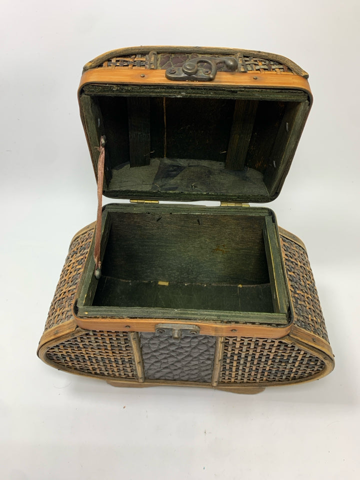 RATTAN & LEATHER CURVED STORAGE BOX.