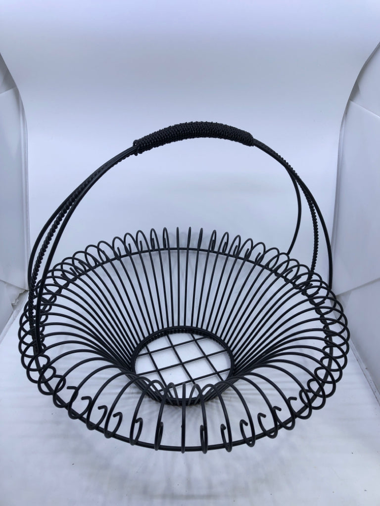 LARGE BLACK WIRE BASKET W/ HANDLE OVER HANG EDGE.