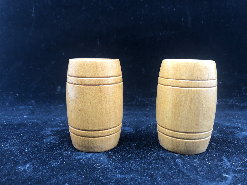 VTG NIAGRA FALLS WOOD BARRELS SALT + PEPPER.