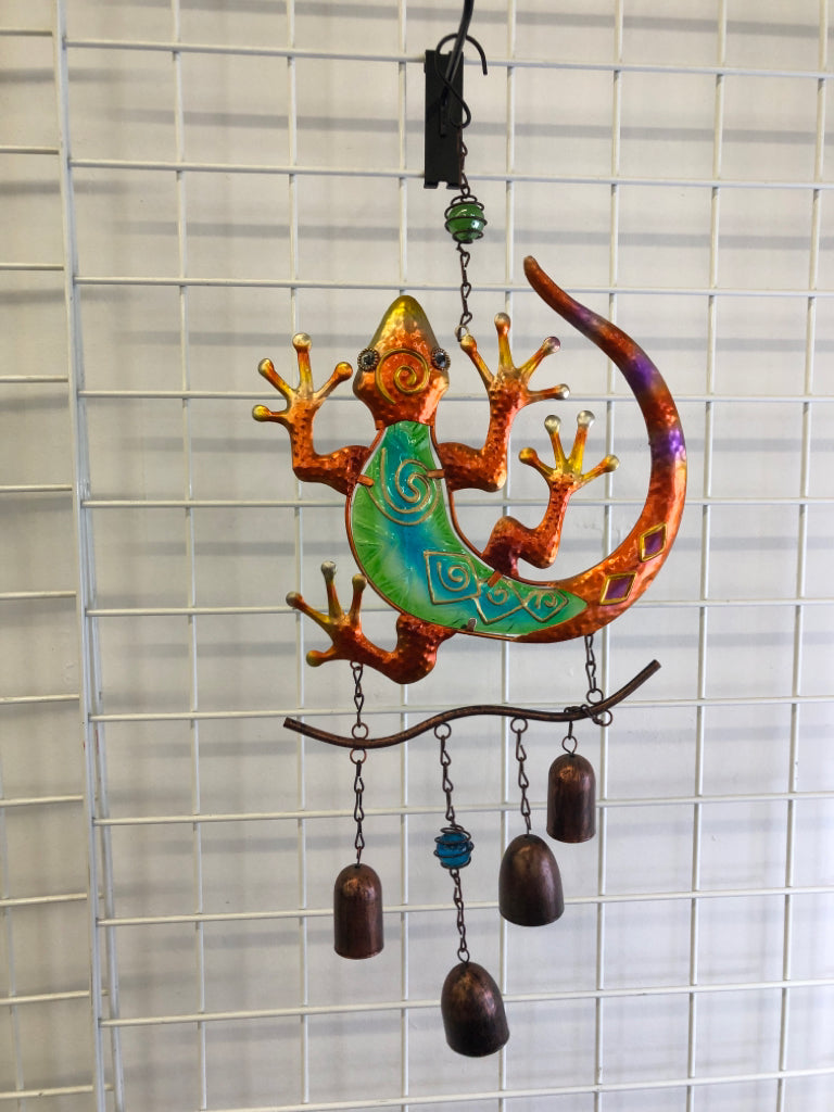 METAL IGUANA BELLS WINDCHIME.