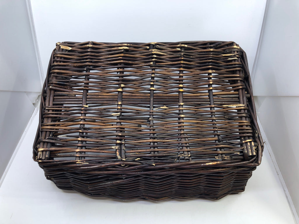 DARK WOVEN BASKET W 2 HANDLES.