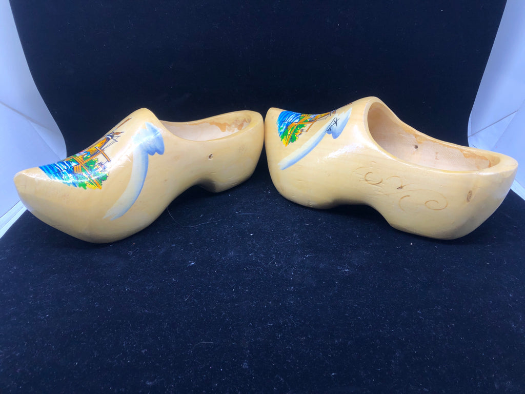 2 WOODEN PAINTED HOLLAND CLOGS.