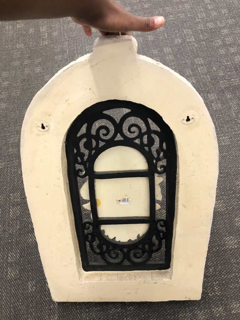 RESIN LION HEAD WINDOW ARCH WALL DECOR.