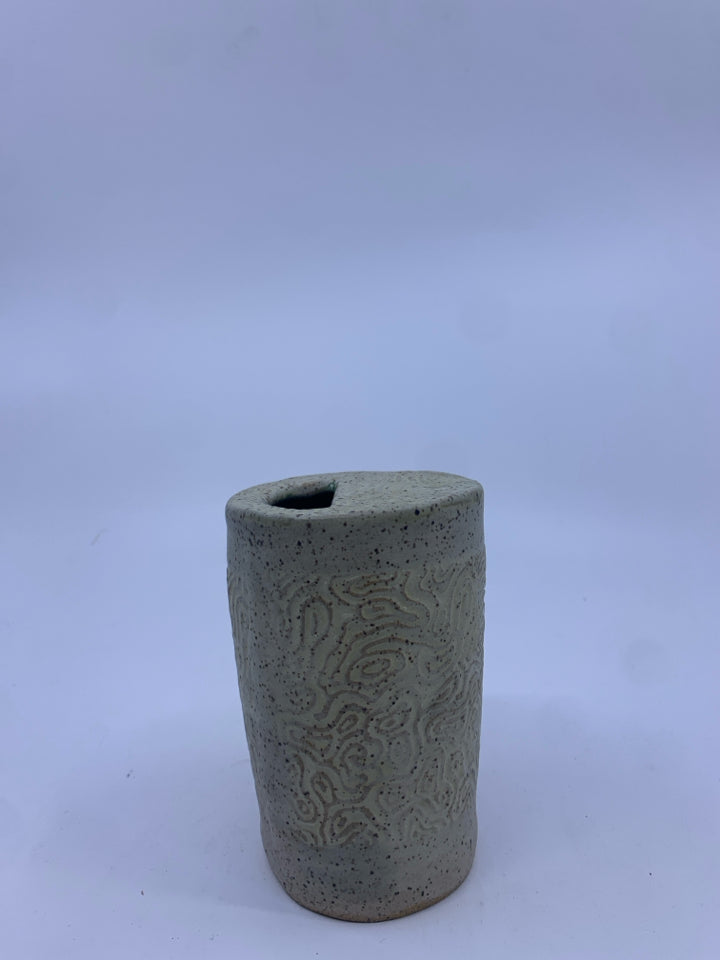 CARVED POTTERY CREAM TOOTHBRUSH HOLDER.