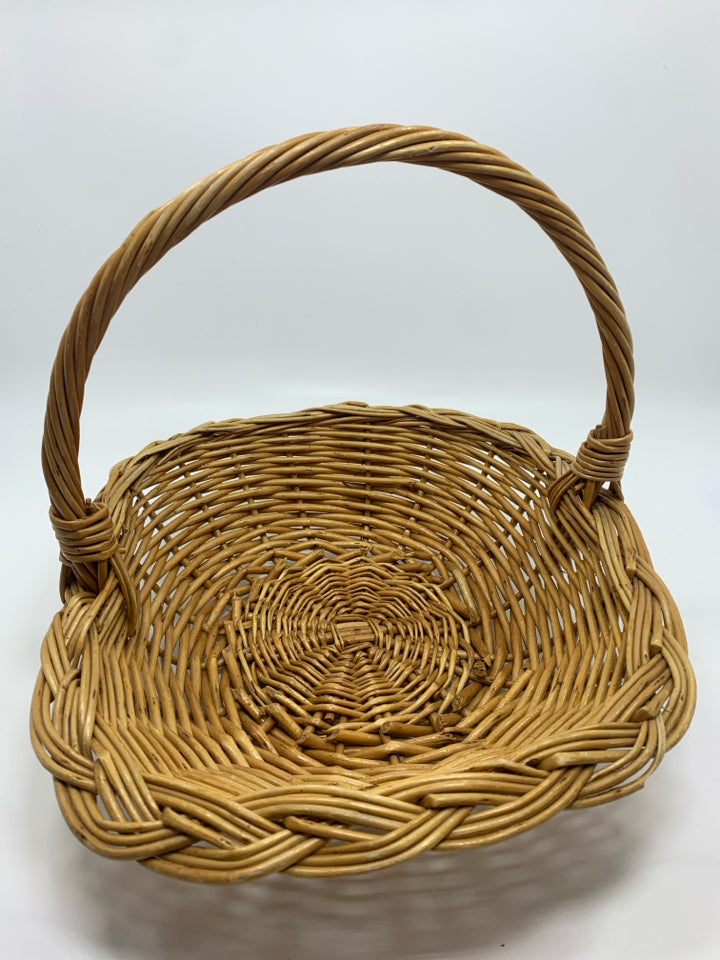 SHALLOW WICKER BASKET W/HANDLE.