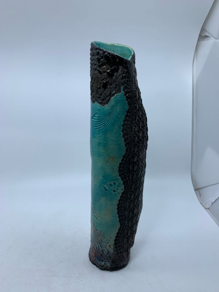 ABSTRACT TEAL/BLACK DETAILED VASE.