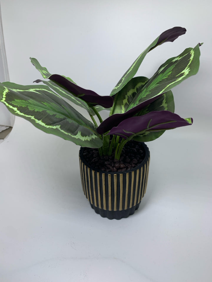 BLACK/GOLD RIBBED PLANTER W/ FAUX LEAVES.