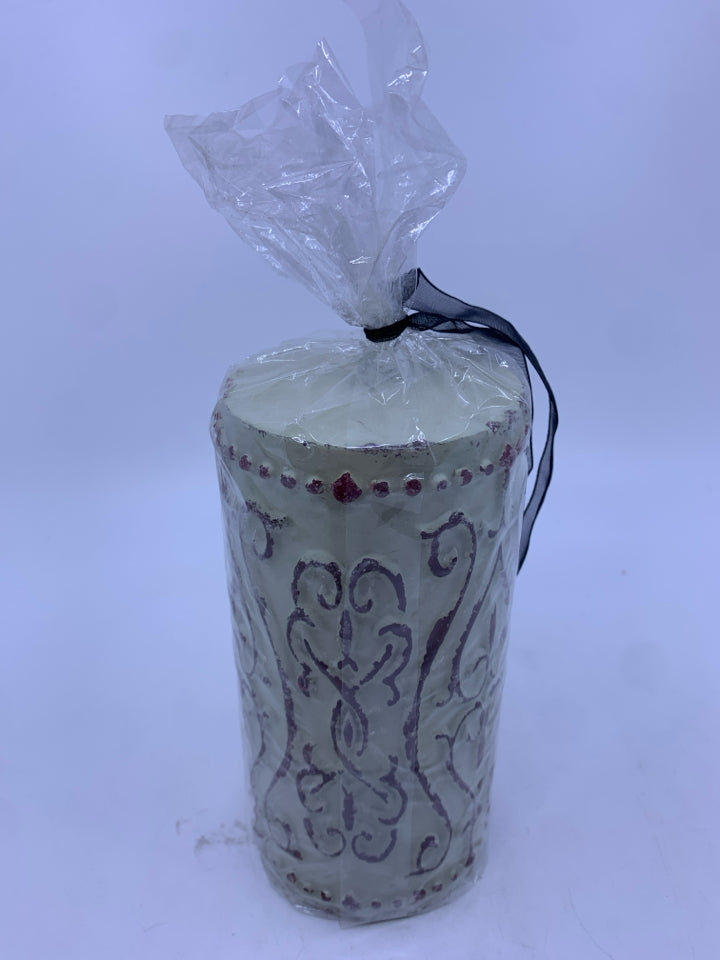 CREAM WRAPPED CANDLE W BROWN SCROLL.