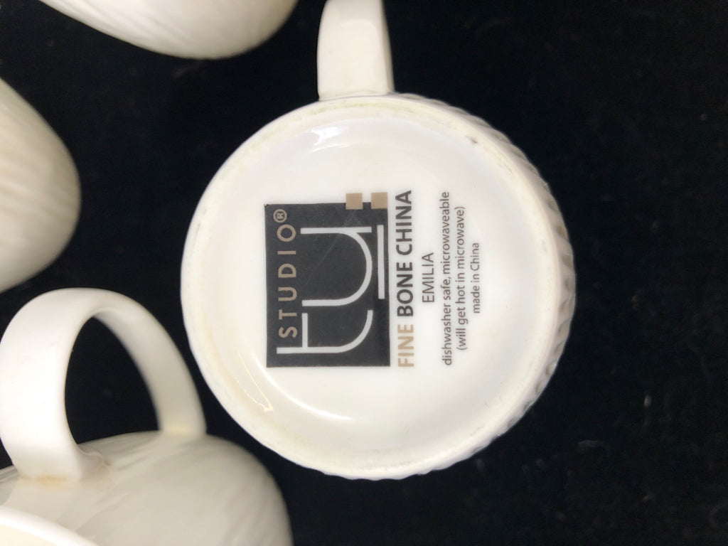 18 PC WHITE BONE CHINA DINNERWARE.