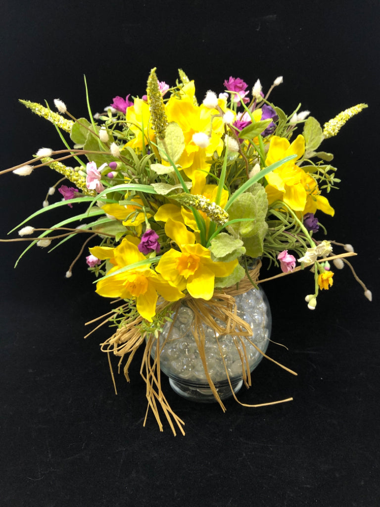 FAUX DAFFODIL BOUQUET IN GLASS VASE W/CLEAR MARBLES.