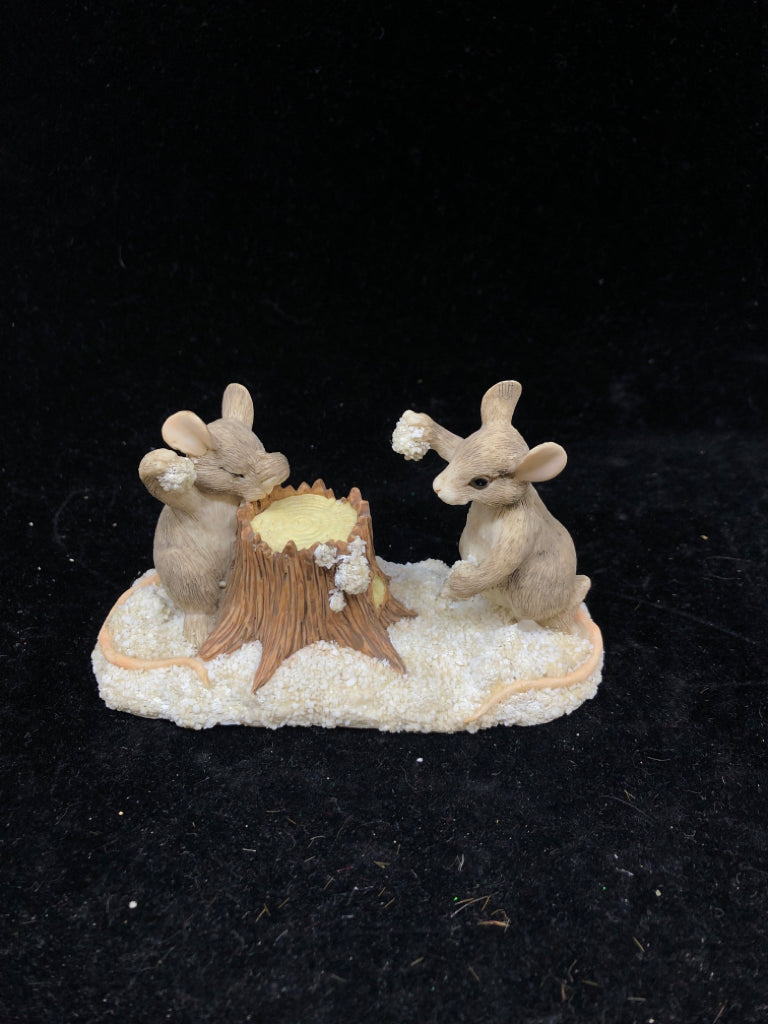 RESIN MOUSE SNOWBALL FIGHT FIGURINE.