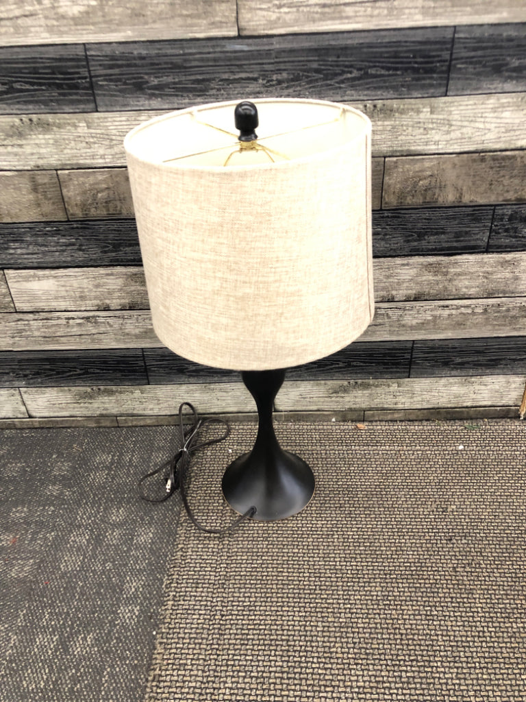 BRONZE BASE TABLE LAMP W/TAN TEXTURED SHADE.